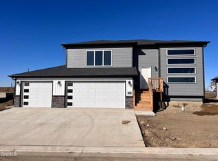 4826 Cornice Loop, Bismarck, ND 58503