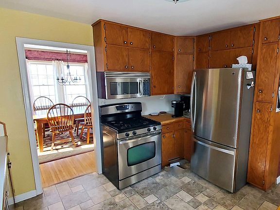 3rd image of 1015 S Elm Ave