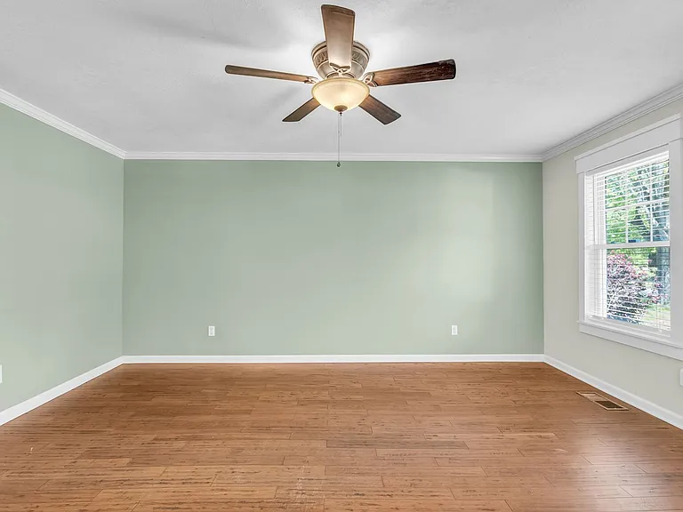 102 Hawkins St — Photo 8