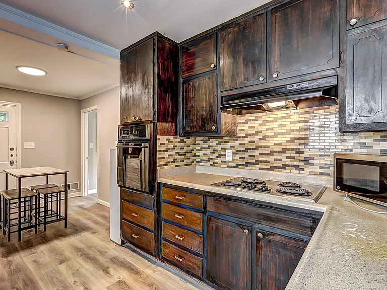 Kitchen (oven, stovetop and microwave)