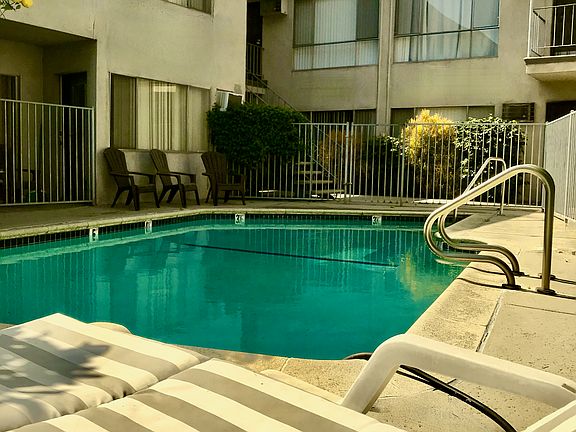 Center Courtyard Pool & Lounge area.
Quiet Building. Only 11 Units!