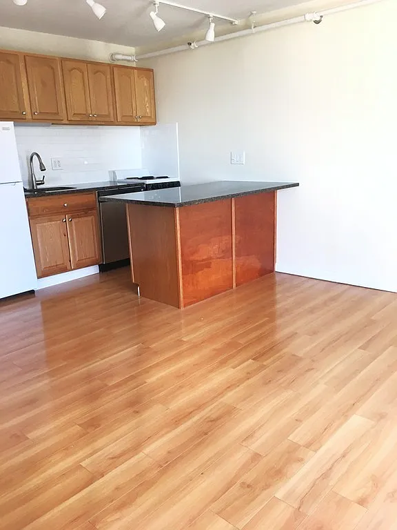 872 Massachusetts Ave — Photo 2