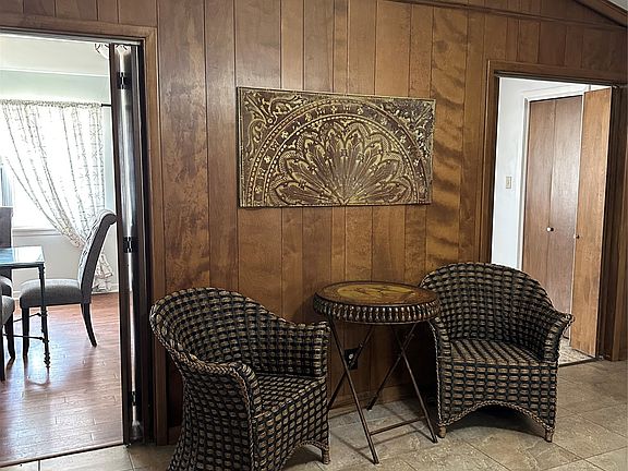 3rd image of 405 N Elm St