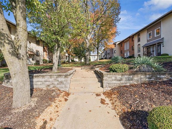 3rd image of 120 Carmel Woods Dr