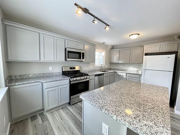5th image of 27036 Crestwood Dr