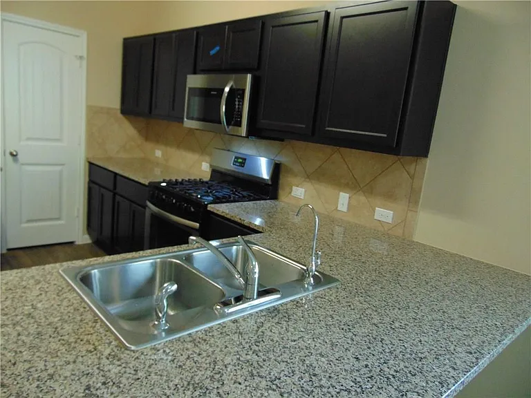 305 Cibolo Creek Dr — Photo 6