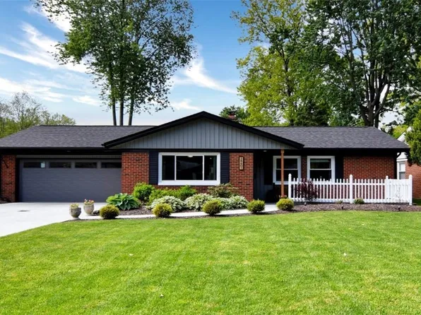 28601 Holly Dr, North Olmsted, OH 44070