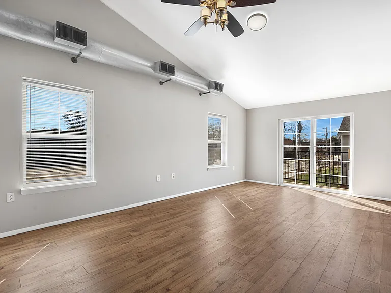 710 W Walnut St — Photo 8