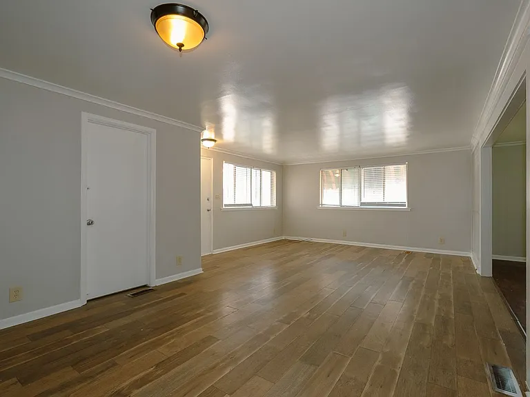1401-1403 S Frisco Ave — Photo 15