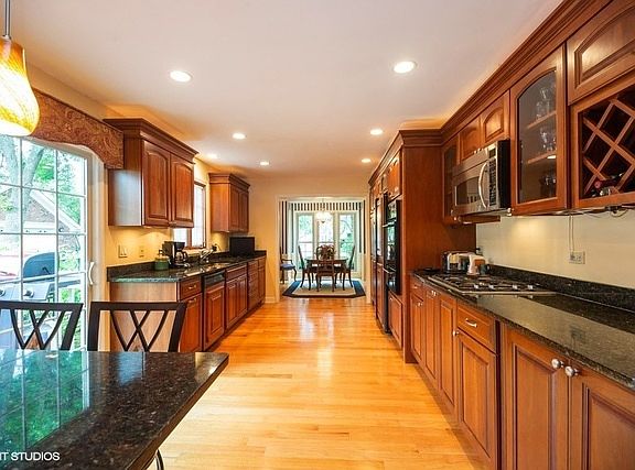 4th image of 2190 N Lake Shore Cir