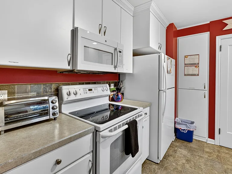 4821 SW 31st Dr — Photo 15