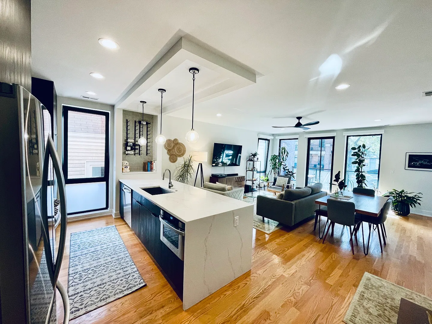 3 bed, 1575 sqft, $3,900 — Photo 2