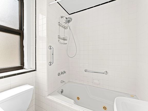 5th image of 245 W 74th St APT 4C