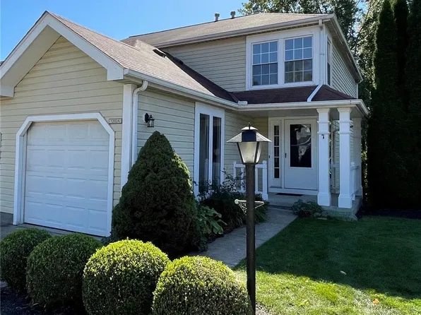 1202 Pinecrest Pl APT A, Willoughby, OH 44094