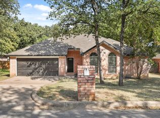 413 Meadowcrest Dr, Azle, TX 76020