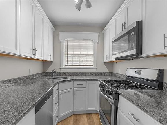 3rd image of 196 Wardlaw Ave