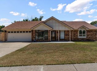 9901 Dickens Dr, Benbrook, TX 76126