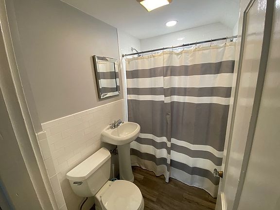 5th image of 17A School St