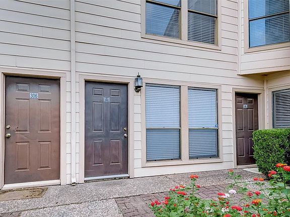 Another view of the front door in a nice coutyard