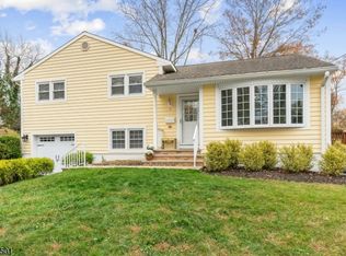 5 Briar Cir, Green Brook, NJ 08812
