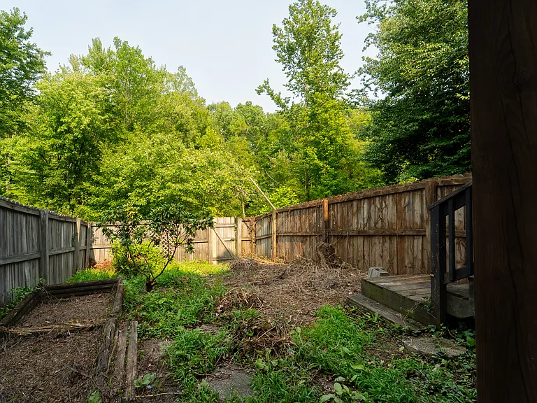 413 Lakeview Ct — Photo 43
