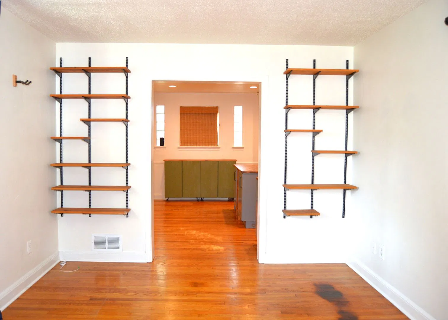 !!Gorgeous & bright 3 Bedroom Home for rent in Capitol View — Photo 1