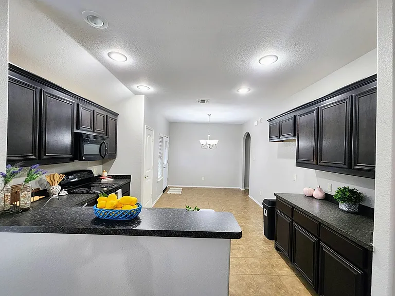 1809 Rodeo Dr — Photo 4
