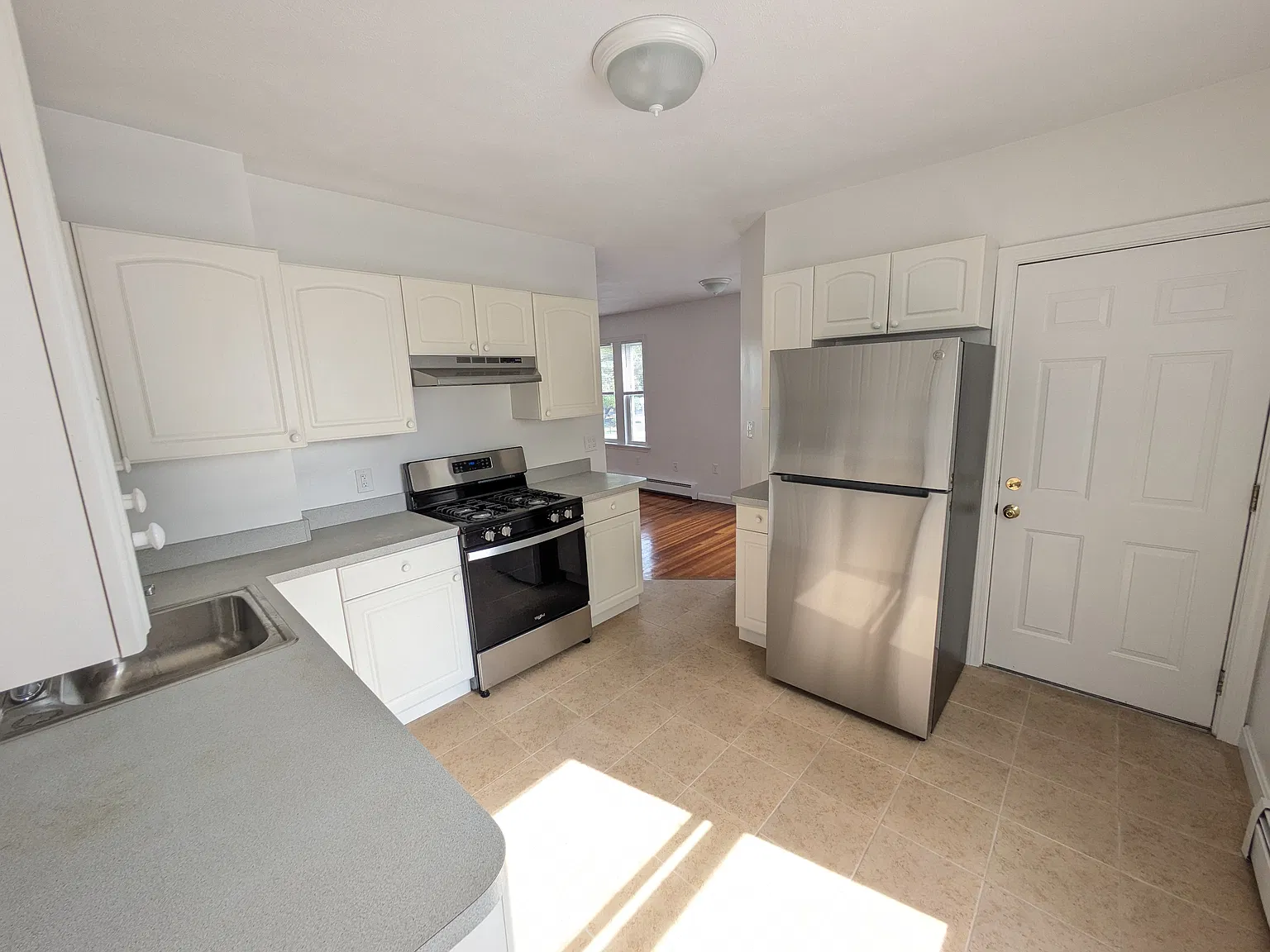 4 bed, 1.5 bath, 1333 sqft, $3,800 — Photo 3