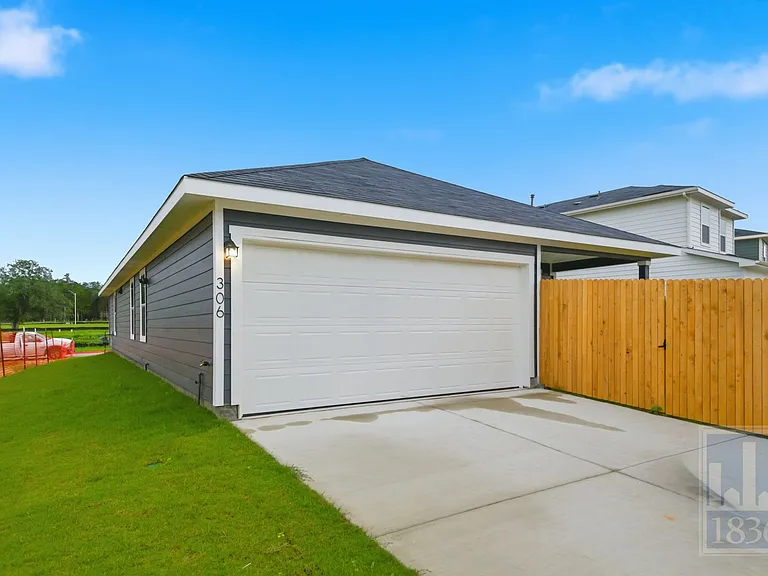 306 Constanza Trl — Photo 30
