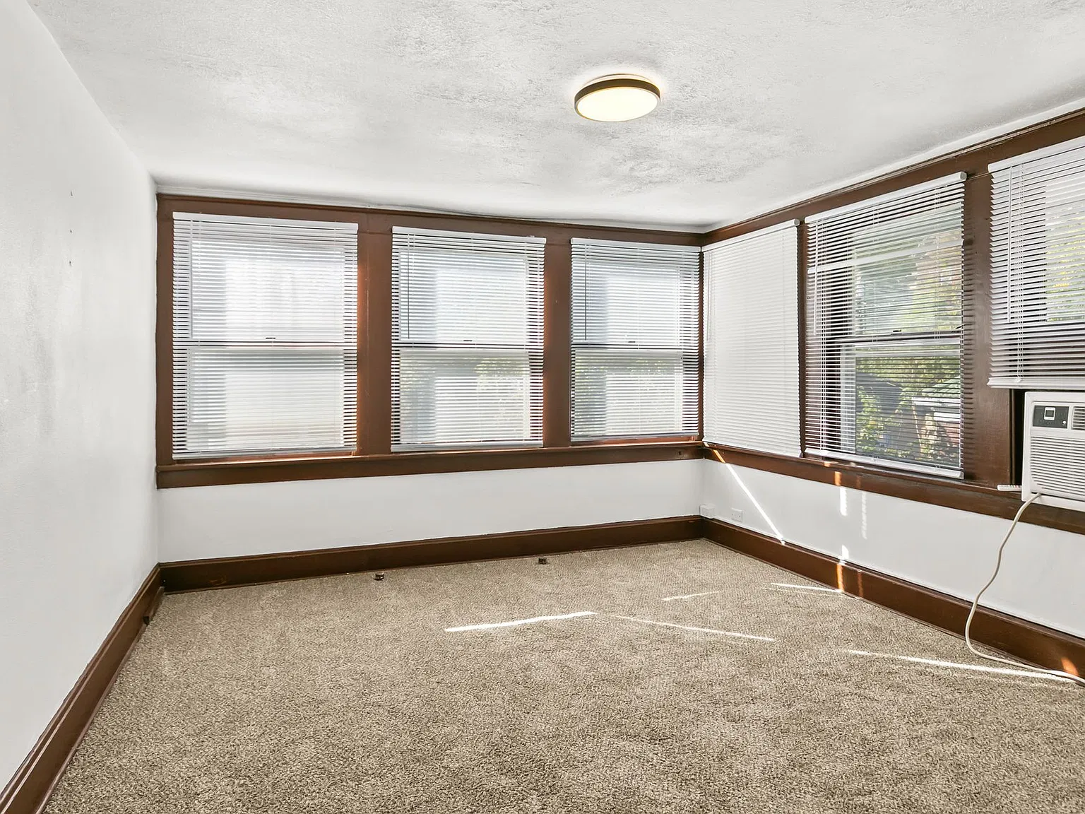 132 N 38th Ave — Photo 4