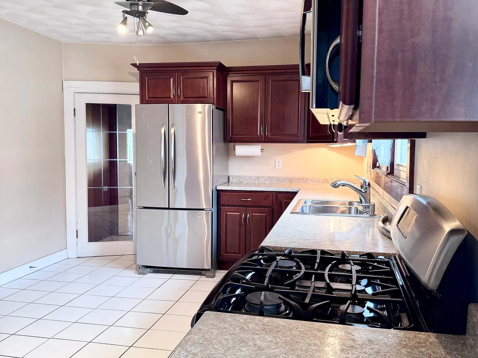 3 bed, 1.0 bath, 950 sqft, $3,000 — Photo 1