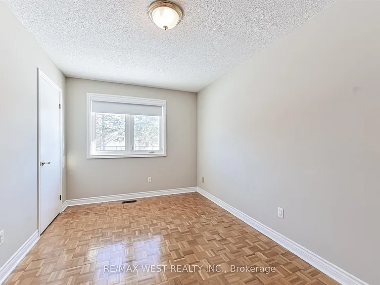 139 Carmen Cres — Photo 14
