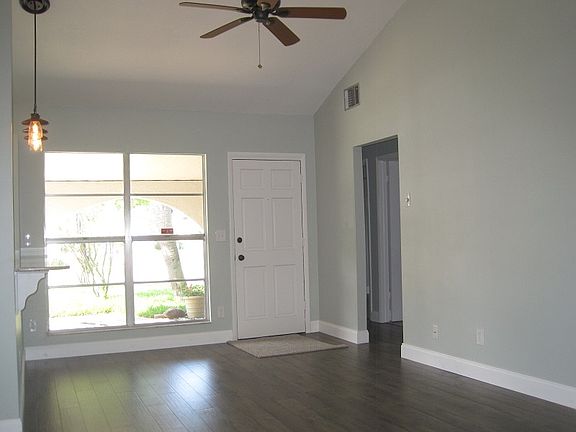 3rd image of 11921 Valencia Ct