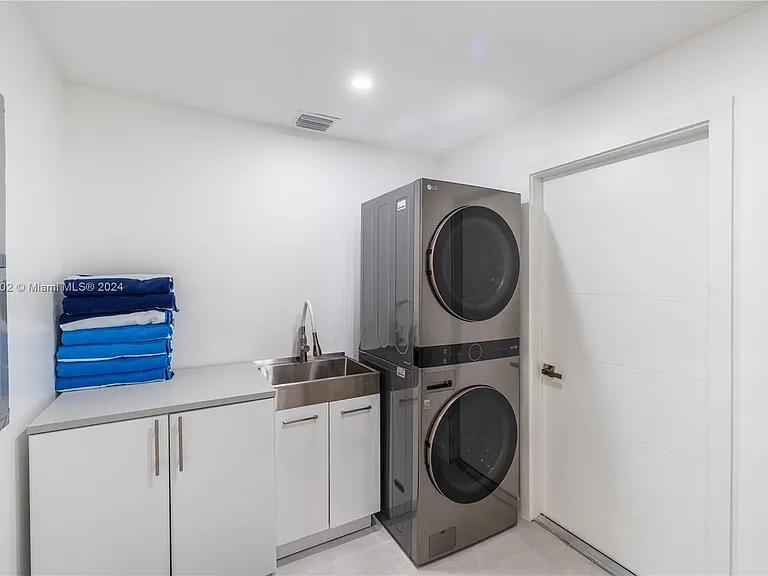 1575 Osprey Ave — Photo 43