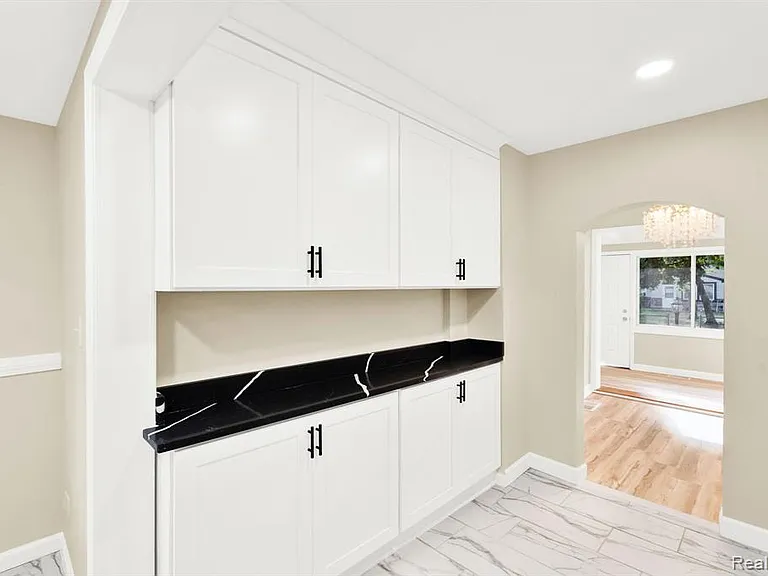23248 Helen St — Photo 10