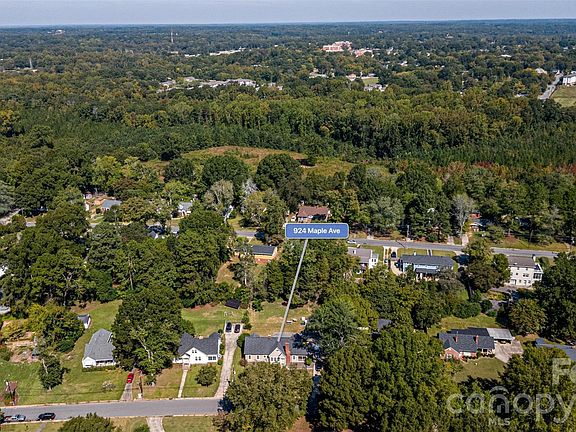 3rd image of 924 Maple Ave