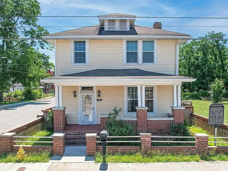 1102 Phillips St — Photo 1