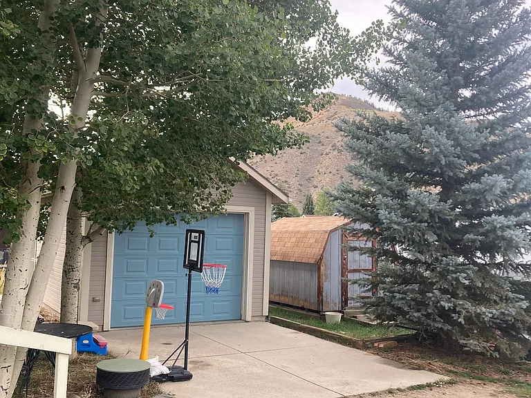 133 E Grand Ave — Photo 37