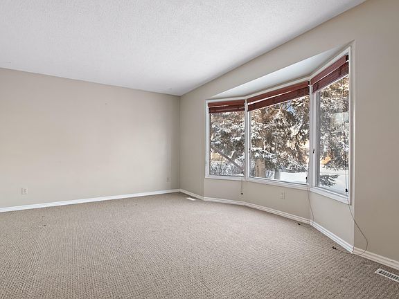 4th image of 2 Campbell Cres E