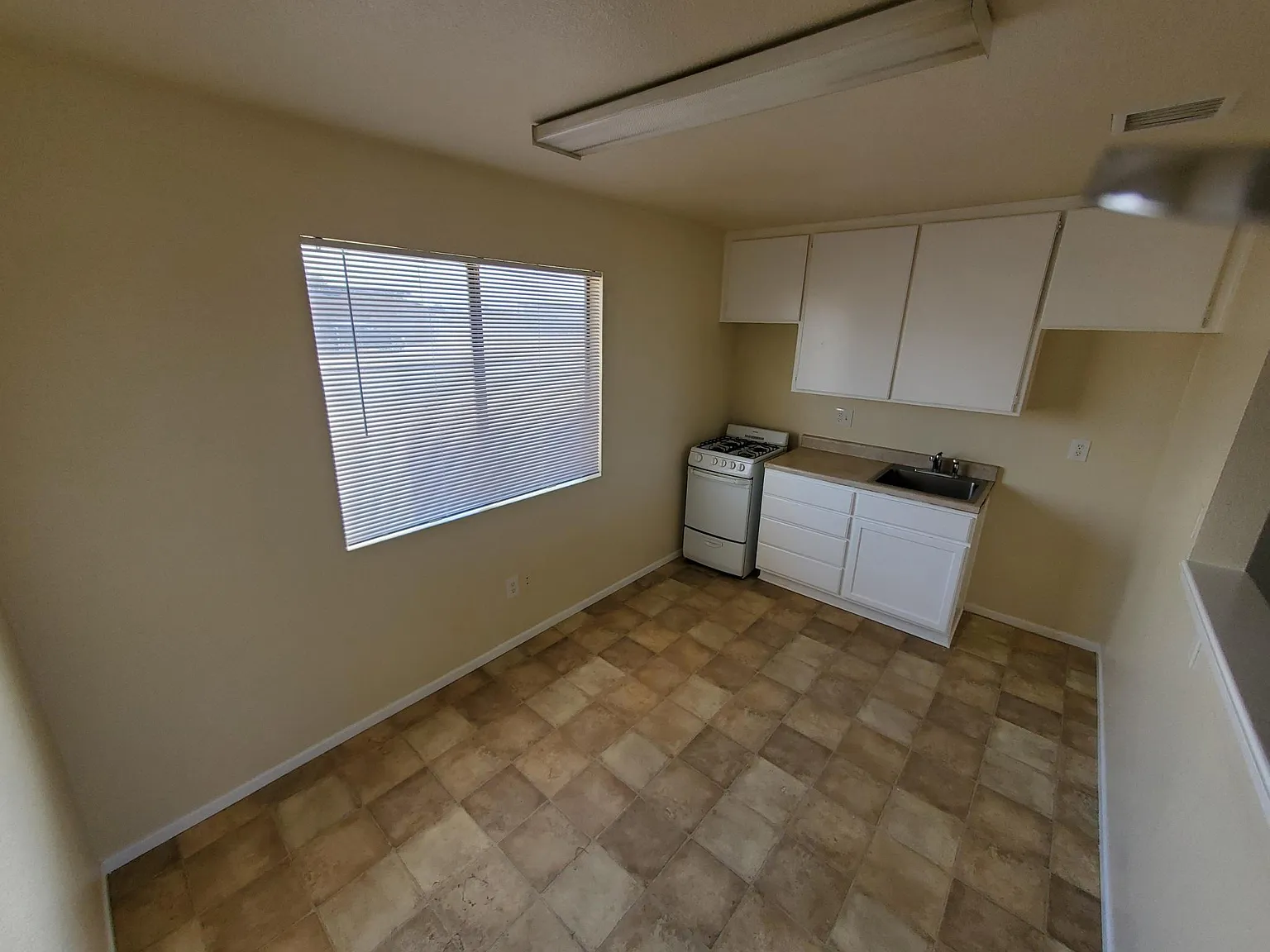 1 bed, 700 sqft, $1,250 — Photo 3