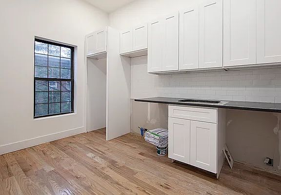 5th image of 126 Bedford Ave #4A