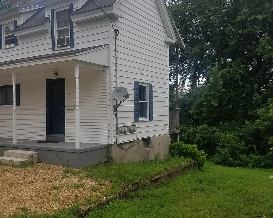 Bottom Unit parking and entry way