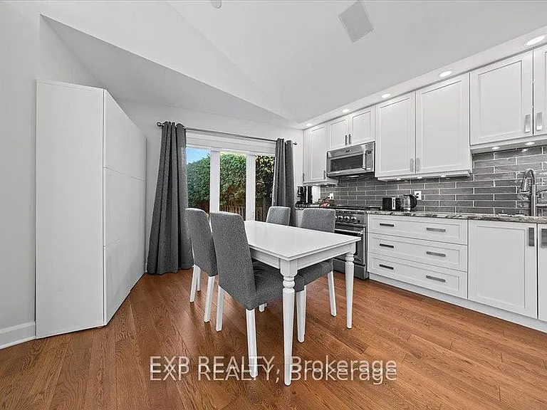 18 Ivylea St #B — Photo 4