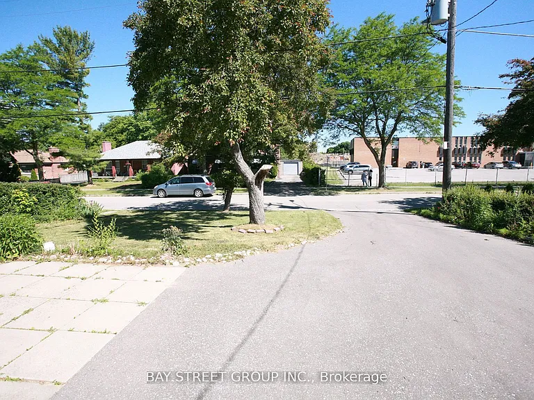 31 Kenton Dr — Photo 3