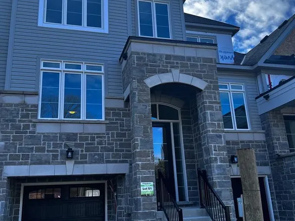 25 Lyall Stokes Cir, East Gwillimbury, ON L0G 1M0