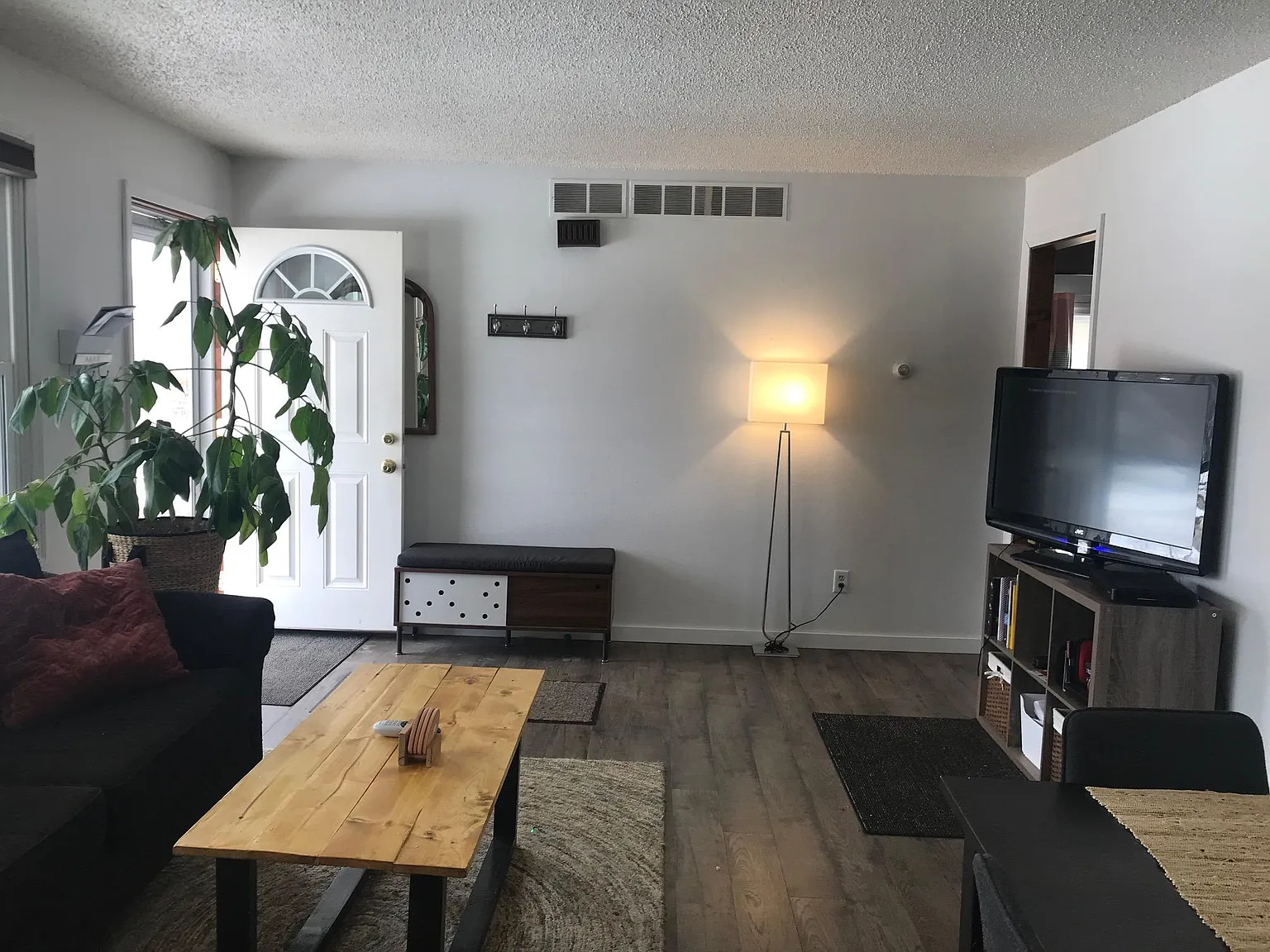 4 bed, 1976 sqft, $1,900 — Photo 2