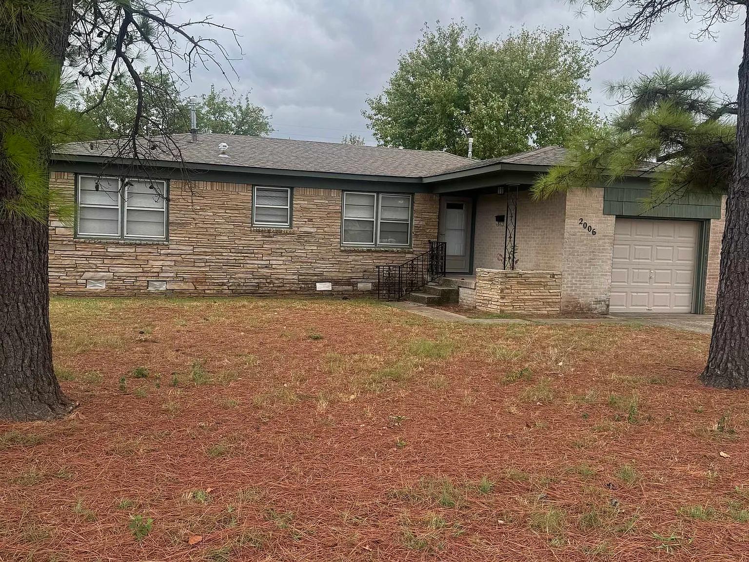 3 bed, 1.0 bath, 1071 sqft, $1,000 — Photo 2