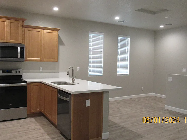 1045 Melrose Dr — Photo 6