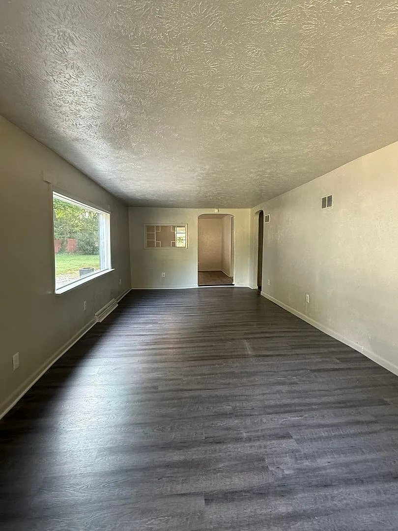 Cute, Cozy & Available Now- Section 8 accepted — Photo 2