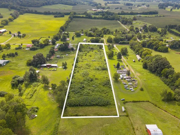 1072 Disneyland Rd, Sparta, TN 38583